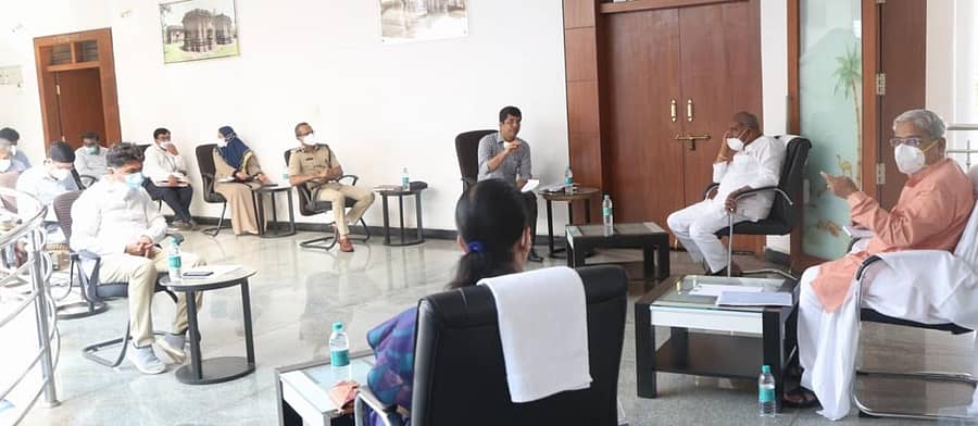 ಬೆಳಗಾವಿಯ ಪ್ರವಾಸಿ ಮಂದಿರದಲ್ಲಿ ಗುರುವಾರ ನಡೆದ ಸಭೆಯಲ್ಲಿ ಜಿಲ್ಲಾ ಉಸ್ತುವಾರಿ ಸಚಿವ ಗೋವಿಂದ ಕಾರಜೋಳ ಮಾತನಾಡಿದರು