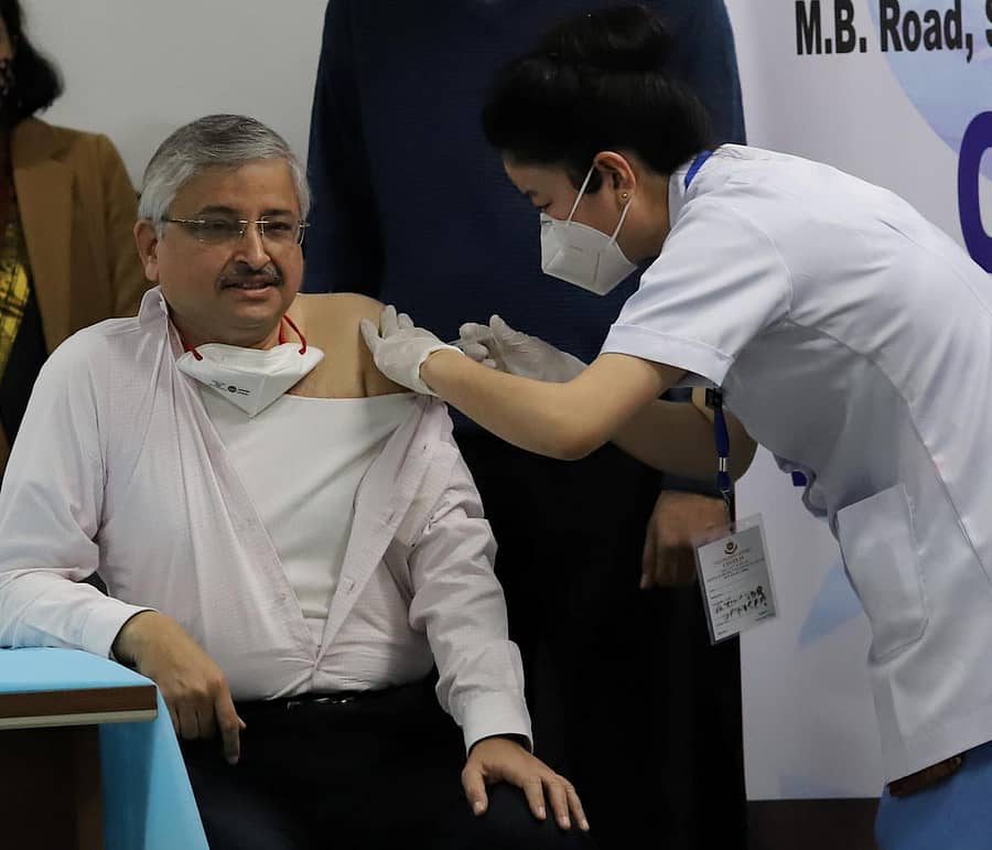ಕೋವಿಡ್ ಲಸಿಕೆ ಪಡೆಯುತ್ತಿರುವ ಏಮ್ಸ್ ನಿರ್ದೇಶಕ ರಣದೀಪ್ ಗುಲೇರಿಯಾ (ಸಂಗ್ರಹ ಚಿತ್ರ)