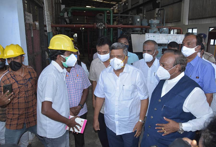 ಶಿವಮೊಗ್ಗ ಜಿಲ್ಲೆ ಭದ್ರಾವತಿ ವಿಐಎಸ್ಎಲ್ ಕಾರ್ಖಾನೆ ಎಂಎಸ್ಪಿಎಲ್ ಆಮ್ಲಜನಕ ಉತ್ಪಾದನಾ ಘಟಕಕ್ಕೆ ಗುರುವಾರ ಕೈಗಾರಿಕಾ ಸಚಿವರ ಜಗದೀಶ ಶೆಟ್ಟರ್, ಜಿಲ್ಲಾ ಉಸ್ತುವಾರಿ ಸಚಿವ ಕೆ.ಎಸ್.ಈಶ್ವರಪ್ಪ ಭೇಟಿ ನಿಡಿ ಪರಿಶೀಲನೆ ನಡೆಸಿದರು