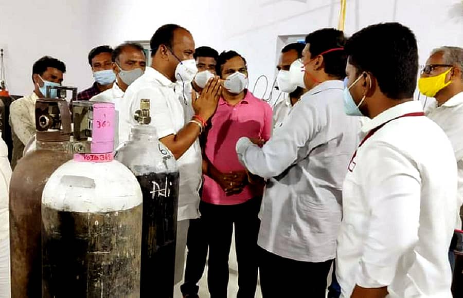 ಬಸವಕಲ್ಯಾಣದ ಶಾಸಕ ಶರಣು ಸಲಗರ ಅವರು ಬುಧವಾರ ಕಲಬುರ್ಗಿಯ ಆಮ್ಲಜನಕ ಉತ್ಪಾದನಾ ಘಟಕಕ್ಕೆ ಭೇಟಿನೀಡಿ ಸಿಲಿಂಡರ್ ಪೂರೈಸಲು ಕೋರಿದರು