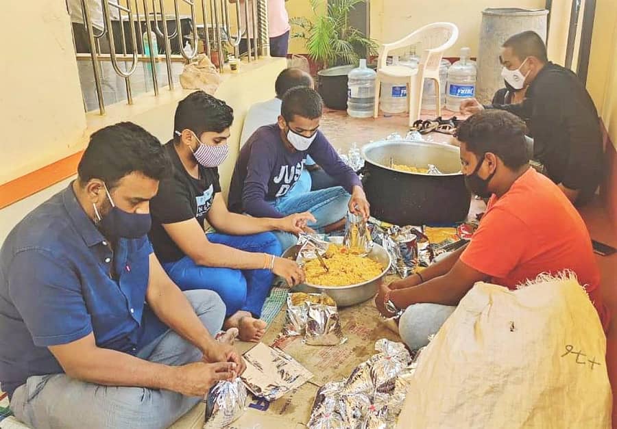 ಬೀದರ್ನ ವಂದೇ ಮಾತರಂ ಸ್ಕೂಲ್ ಅಧ್ಯಕ್ಷ ಶಿವರಾಜ ಪಾಟೀಲ ಅವರ ಮನೆಯಲ್ಲಿ ಆಲೂಭಾತ್ ಪಾಕೇಟ್ಗಳನ್ನು ಸಿದ್ಧಪಡಿಸುತ್ತಿರುವುದು