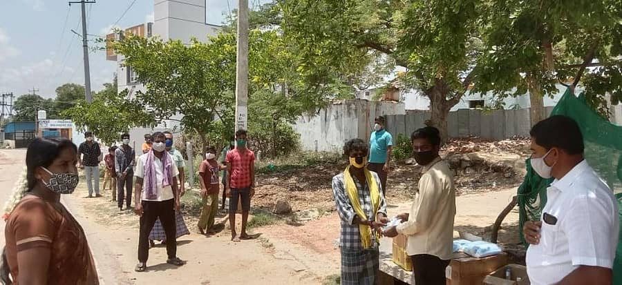 ಕಂಟೈನ್ಮೆಂಟ್ ವಲಯವಾಗಿ ಘೋಷಣೆಯಾಗಿರುವ ಕೋಲಾರ ತಾಲ್ಲೂಕಿನ ಗರುಡಪಾಳ್ಯ ಗ್ರಾಮದ ಜನರಿಗೆ ಮುನ್ನೆಚ್ಚರಿಕೆ ಕ್ರಮವಾಗಿ ಶುಕ್ರವಾರ ಸ್ಯಾನಿಟೈಸರ್ ಮತ್ತು ಮಾಸ್ಕ್ ವಿತರಿಸಲಾಯಿತು.