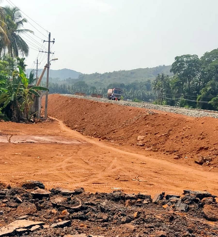 ಕಾರವಾರ ತಾಲ್ಲೂಕಿನ ಬಿಣಗಾದಲ್ಲಿ ರಾಷ್ಟ್ರೀಯ ಹೆದ್ದಾರಿ 66ರ ಬದಿಯಲ್ಲಿ ಕೆಂಪು ಮಣ್ಣು ಹಾಕಿ ರಸ್ತೆಯನ್ನು ಎತ್ತರಿಸಿರುವುದು