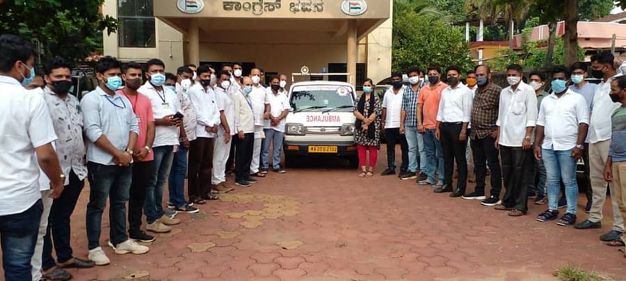 ಕೋವಿಡ್‌ ಸೋಂಕಿತರಿಗೆ ವೈದ್ಯಕೀಯ ನೆರವು ನೀಡಲು ಜಿಲ್ಲಾ ಯುವ ಕಾಂಗ್ರೆಸ್‌ನಿಂದ ಆಂಬುಲೆನ್ಸ್ ಸೇವೆ ಹಾಗೂ ವೈದ್ಯಕೀಯ ತುರ್ತು ಸೇವಾ ವಾಹನಗಳಿಗೆ ಶುಕ್ರವಾರ ಚಾಲನೆ ನೀಡಲಾಯಿತು.