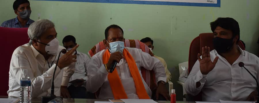 ರೆಮ್ಡೆಸಿವಿರ್ ಹಾಗೂ ಆಕ್ಸಿಜನ್ ನಿರ್ವಹಣೆ ಕುರಿತು ಶಹಾಪುರ ಶಾಸಕ ಶರಣಬಸಪ್ಪ ದರ್ಶನಾಪುರ ಮತ್ತು ಸಚಿವ ಪ್ರಭು ಚವಾಣ್ ಅವರ ನಡುವೆ ಮಾತಿನ ಚಕಮಕಿ ನಡೆಯಿತು