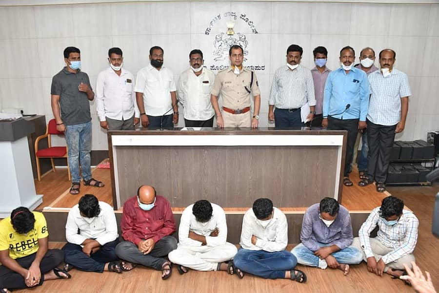 ವಿಜಯಪುರ  ಜಿಲ್ಲಾ ಪೊಲೀಸರು ಶುಕ್ರವಾರ ಬಂಧಿಸಿರುವ ರೆಮ್‌ ಡಿಸಿವಿರ್ ಇಂಜೆಕ್ಷನ್‌ ಅನ್ನು ಅಕ್ರಮವಾಗಿ ಕಾಳಸಂತೆಯಲ್ಲಿ ಅಧಿಕ ದರಕ್ಕೆ ಮಾರಾಟ ಮಾಡುತ್ತಿದ್ದ ಜಿಲ್ಲಾಸ್ಪತ್ರೆ ಹಾಗೂ ಖಾಸಗಿ ಆಸ್ಪತ್ರೆಗಳ ಏಳು ಜನ ಸಿಬ್ಬಂದಿ 