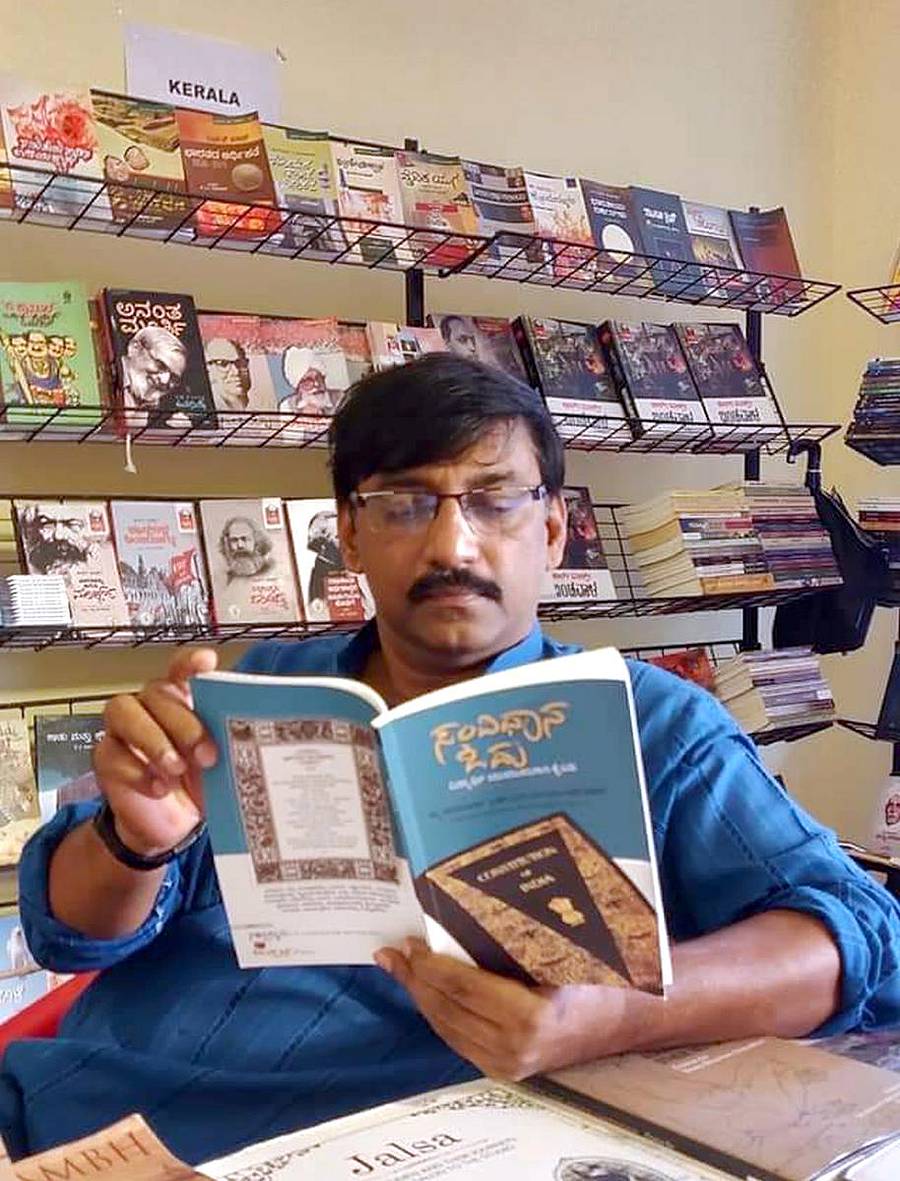 ವಿಠಲ ಭಂಡಾರಿ ಅವರು ‘ಸಂವಿಧಾನ ಓದು’ ಪುಸ್ತಕವನ್ನು ಅಧ್ಯಯನ ಮಾಡುತ್ತಿರುವುದು – ಸಂಗ್ರಹ ಚಿತ್ರ