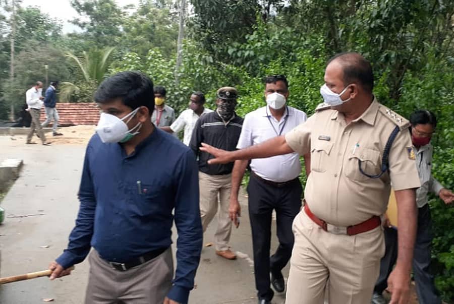 ಚಿಕ್ಕಮಗಳೂರು ತಾಲ್ಲೂಕಿನ ಆವತಿ ಗ್ರಾಮದಲ್ಲಿ ತಹಶೀಲ್ದಾರ್ ಕಾಂತರಾಜ್, ಡಿವೈಎಸ್ಪಿ ಪ್ರಭು, ಇತರರು ಪರಿಶೀಲನೆ ಮಾಡಿದರು.