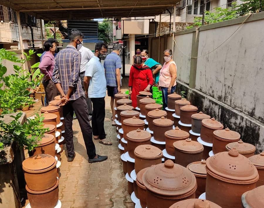 ಕೋಡಿಯಾಲ್‌ಬೈಲ್ ‘ದೀಪಾ ರೆಸಿಡೆನ್ಸಿ’ಯ ಹಸಿ ತ್ಯಾಜ್ಯ ನಿರ್ವಹಣೆ ಹೊಣೆಯನ್ನು ಮಂಗಳಾ ಸಂಪನ್ಮೂಲ ನಿರ್ವಹಣಾ ಸಂಸ್ಥೆ ವಹಿಸಿಕೊಂಡಿದೆ.