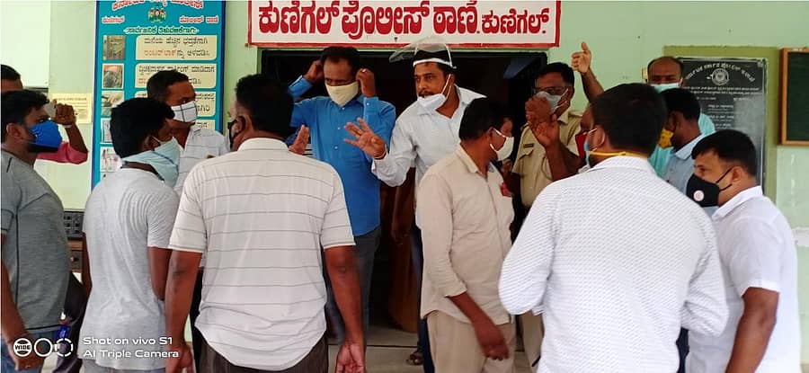 ಕುಣಿಗಲ್ ಪೊಲೀಸ್ ಠಾಣೆ ಎದುರು ಕಾಂಗ್ರೆಸ್ ಮತ್ತು ಬಿಜೆಪಿ ಕಾರ್ಯಕರ್ತರು ಮಾತಿನ ಚಕಮಕಿ ನಡೆಸಿದರು