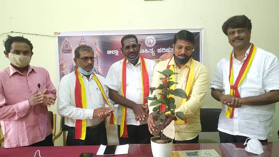ಬೀದರ್ನ ಕರ್ನಾಟಕ ಪದವಿಪೂರ್ವ ಕಾಲೇಜಿನಲ್ಲಿ ನಡೆದ ಕನ್ನಡ ಸಾಹಿತ್ಯ ಪರಿಷತ್ ಸಂಸ್ಥಾಪನಾ ದಿನಾಚರಣೆ ಫೇಸ್ಬುಕ್ ಲೈವ್ ಕಾರ್ಯಕ್ರಮವನ್ನು ಸಂಪನ್ಮೂಲ ವ್ಯಕ್ತಿ ಶಿವಲಿಂಗ ಹೇಡೆ ಸಸಿಗೆ ನೀರೆರೆದು ಉದ್ಘಾಟಿಸಿದರು. ಗಣಪತಿ ಥೋರೆ, ಜಗನ್ನಾಥ ಕಮಲಾಪುರೆ, ಡಾ. ಬಸವರಾಜ ಬಲ್ಲೂರ, ಸುರೇಶ ಚನಶೆಟ್ಟಿ ಇದ್ದರು