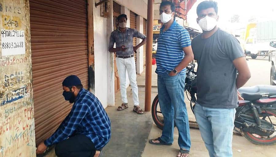 ಶ್ರೀನಿವಾಸಪುರದಲ್ಲಿ ನಿಯಮಬಾಹಿರವಾಗಿ ವಹಿವಾಟು ನಡೆಸುತ್ತಿದ್ದ ಅಂಗಡಿಗಳಿಗೆ ಶುಕ್ರವಾರ ಬೀಗ ಮುದ್ರೆ ಹಾಕಲಾಯಿತು