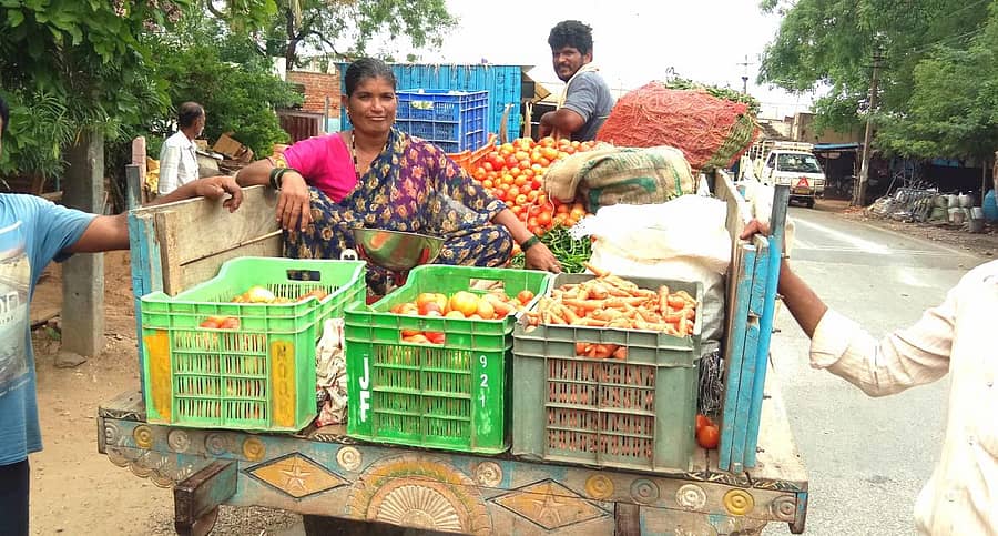 ಮೊಳಕಾಲ್ಮುರು ತಾಲ್ಲೂಕಿನ ಗ್ರಾಮವೊಂದರಲ್ಲಿ ಎತ್ತಿನ ಗಾಡಿಯಲ್ಲಿ ತರಕಾರಿ ಮಾರುತ್ತಿರುವ ಮಾರಾಟಗಾರರು.