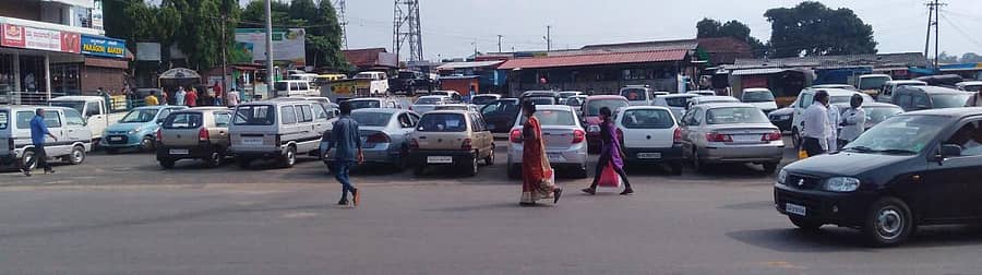 ಗೋಣಿಕೊಪ್ಪಲು ಬಸ್ ನಿಲ್ದಾಣದಲ್ಲಿ ನಿಂತಿದ್ದ ವಾಹನಗಳು