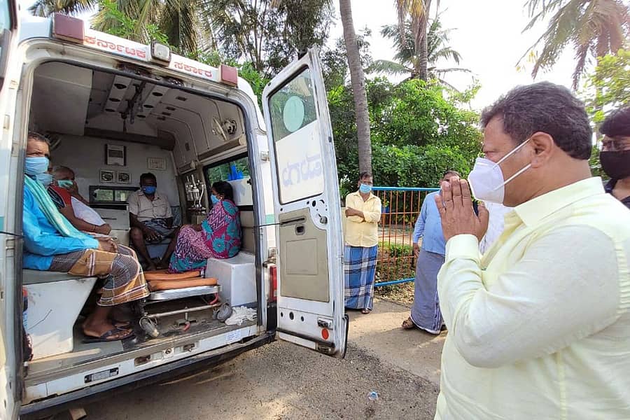 ನ್ಯಾಮತಿ ತಾಲ್ಲೂಕು ರಾಮೇಶ್ವರ ಗ್ರಾಮದಲ್ಲಿ ಶುಕ್ರವಾರ ಕೊರೊನಾ ಸೋಂಕಿತರಿಗೆ ಧೈರ್ಯ ತುಂಬಿದರು.