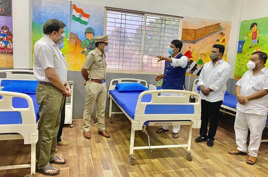 ಬೀದರ್ನ ವಂದೇ ಮಾತರಂ ಸ್ಕೂಲ್ನ ಕೋವಿಡ್ ಕೇರ್ ಸೆಂಟರ್ ಕುರಿತು ಜಿ.ಎನ್.ಆಸ್ಪತ್ರೆಯ ಅಧ್ಯಕ್ಷ ಸೂರ್ಯಕಾಂತ ನಾಗಮಾರಪಳ್ಳಿ ಅವರು ಹೆಚ್ಚುವರಿ ಜಿಲ್ಲಾ ಪೊಲೀಸ್ ವರಿಷ್ಠಾಧಿಕಾರಿ ಗೋಪಾಲ್ ಬ್ಯಾಕೋಡ್ ಅವರಿಗೆ ಮಾಹಿತಿ ನೀಡಿದರು