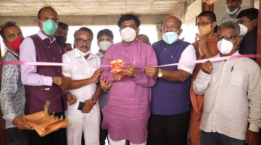 ಕಲಬುರ್ಗಿಯ ಸ್ವಾಮಿನಾರಾಯಣ ಗುರುಕುಲ ಚಾರಿಟಬಲ್ ಟ್ರಸ್ಟ್ ಹಾಗೂ ಕಲಬುರ್ಗಿ ಸೈಕ್ಲಿಂಗ್ ಕ್ಲಬ್ ಸಹಯೋಗದಲ್ಲಿ ಆರಂಭಿಸಿದ 150 ಬೆಡ್ಗಳ ಕೋವಿಡ್ ಆರೈಕೆ ಕೇಂದ್ರವನ್ನು ಸಚಿವ ಮುರುಗೇಶ ನಿರಾಣಿ ಶುಕ್ರವಾರ ಉದ್ಘಾಟಿಸಿದರು