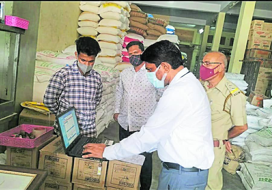 ಕಾನೂನು ಮಾಪನಶಾಸ್ತ್ರ ಇಲಾಖೆಯ ಅಧಿಕಾರಿಗಳು ಶುಕ್ರವಾರ ಕಲಬುರ್ಗಿಯ ಕಿರಾಣಿ ಅಂಗಡಿಗಳ ತಪಾಸಣೆ ನಡೆಸಿದರು