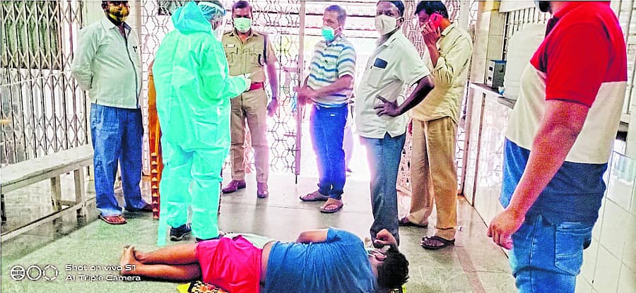 ಕುಣಿಗಲ್ ಸಾರ್ವಜನಿಕ ಆಸ್ಪತ್ರೆ ಮುಂಭಾಗದಲ್ಲಿ ಮಲಗಿರುವ ಸೋಂಕಿತ ವ್ಯಕ್ತಿಯೊಂದಿಗೆ ಡಿವೈಎಸ್‌ಪಿ ರಮೇಶ್ ಮತ್ತು ವೈದ್ಯಾಧಿಕಾರಿ ಗಣೇಶ್ ಬಾಬು ಚರ್ಚಿಸಿದರು