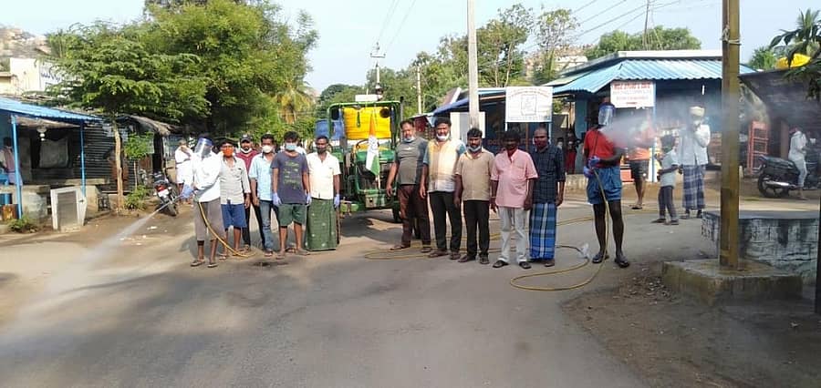 ಗಂಗಾವತಿ ತಾಲ್ಲೂಕಿನ ಸಣಾಪೂರ ಗ್ರಾಮದಲ್ಲಿ ಶನಿವಾರ ಸ್ಯಾನಿಟೈಸರ್ ಸಿಂಪಡಿಸಲಾಯಿತು