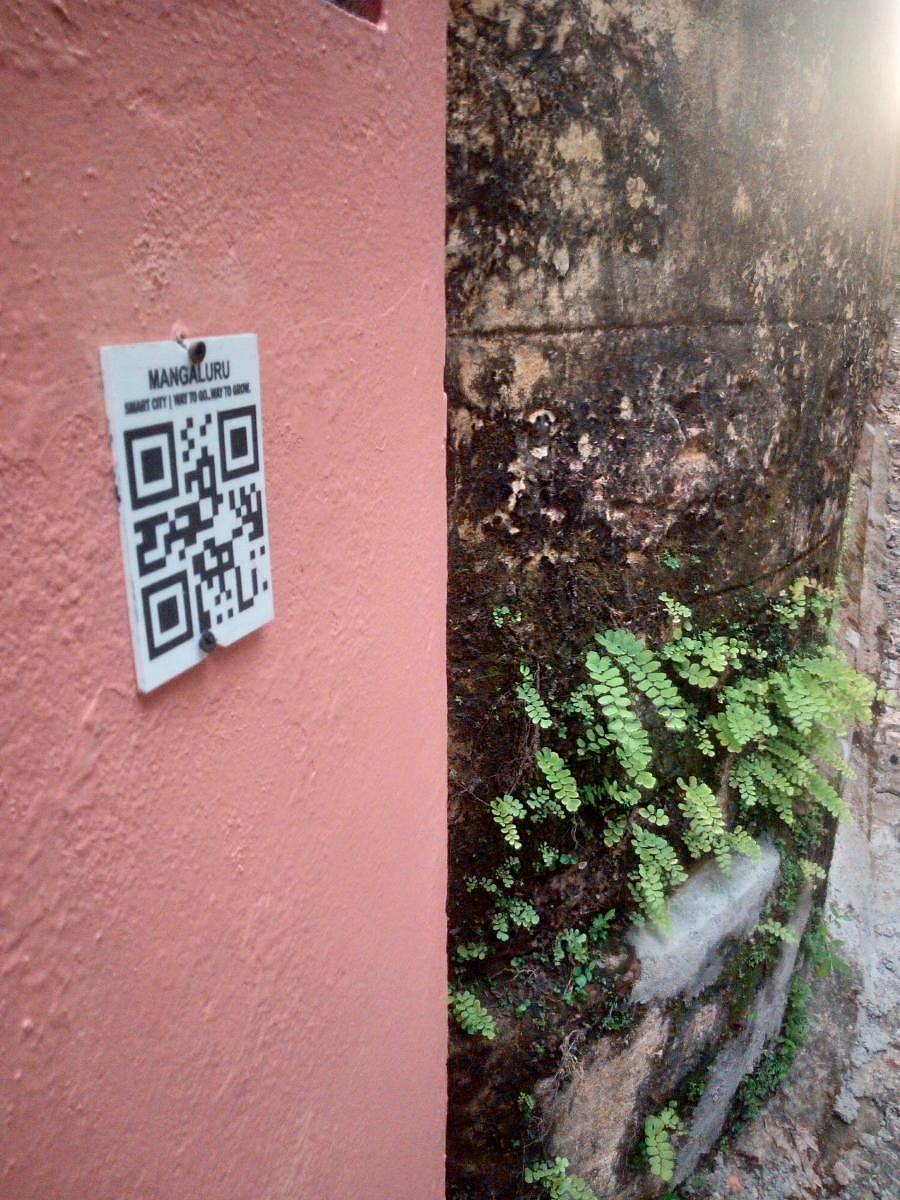 ಮನೆಗಳ ಕಾಂಪೌಂಡ್ಗೆ ಜೋಡಿಸಿರುವ ಕಸ ಸಂಗ್ರಹ ಕ್ಯುಆರ್ ಕೋಡ್