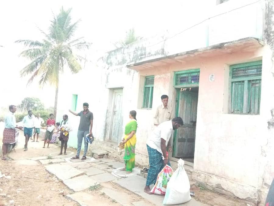 ಚೇಳೂರು ತಾಲ್ಲೂಕಿನ ಉಪ್ಪಾರ್ಲಪಲ್ಲಿ ನ್ಯಾಯಬೆಲೆ ಅಂಗಡಿಯಲ್ಲಿ ಕಳೆದ ವರ್ಷದ ಕೋವಿಡ್ ವೇಳೆ ಅಂತರ ಕಾಪಾಡಿಕೊಂಡು ಗ್ರಾಹಕರಿಗೆ ಪಡಿತರ ವಿತರಿಸಲಾಯಿತು