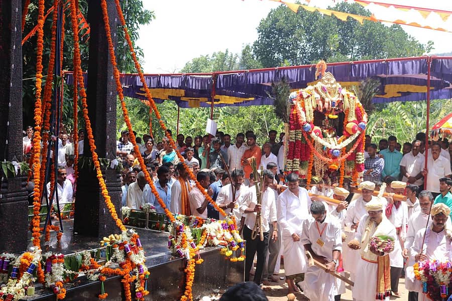 ಸೋಮವಾರಪೇಟೆ ಸಮೀಪದ ತೋಳೂರುಶೆಟ್ಟಳ್ಳಿ ಗ್ರಾಮದ ಸುಗ್ಗಿ ಕಂಬಕ್ಕ ಶ್ರೀ ಸಬ್ಬಮ್ಮ ದೇವರ ಉತ್ಸವಮೂರ್ತಿಯನ್ನು ಪ್ರದಕ್ಷಿಣೆ ಹಾಕಿಸುತ್ತಿರುವುದು (ಸಂಗ್ರಹ ಚಿತ್ರ)
