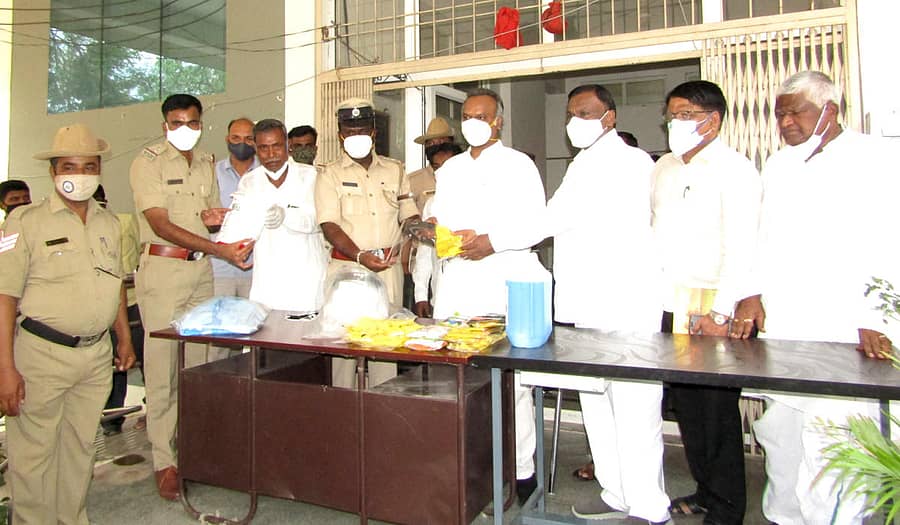 ಚಿತ್ತಾಪುರ ಪೊಲೀಸ್ ಠಾಣೆಯ ಅಧಿಕಾರಿ ಮತ್ತು ಸಿಬ್ಬಂದಿಗೆ ಶನಿವಾರ ಶಾಸಕ ಪ್ರಿಯಾಂಕ್ ಖರ್ಗೆ ಅವರು ಪಿಪಿಇ ಕಿಟ್, ಫೇಸ್ ಶೀಲ್ಡ್, ಮಾಸ್ಕ್, ಹ್ಯಾಂಡ್ ಗ್ಲೌಸ್‌ ಸ್ಯಾನಿಟೈಸರ್ ವಿತರಣೆ ಮಾಡಿದರು