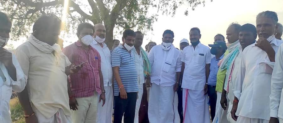 ಕಾರಟಗಿ ತಾಲ್ಲೂಕಿನ ಬೂದಗುಂಪಾ-ಶೇಷಗಿರಿ ಕ್ಯಾಂಪ್‌ ಮಧ್ಯೆ ಇರುವ ಉಳೇನೂರ ಏತನೀರಾವರಿ ಕಾಮಗಾರಿಯ ಪ್ರಗತಿಯನ್ನು ಶಾಸಕ ಬಸವರಾಜ ದಢೇಸೂಗೂರು ಶನಿವಾರ ವೀಕ್ಷಿಸಿದರು