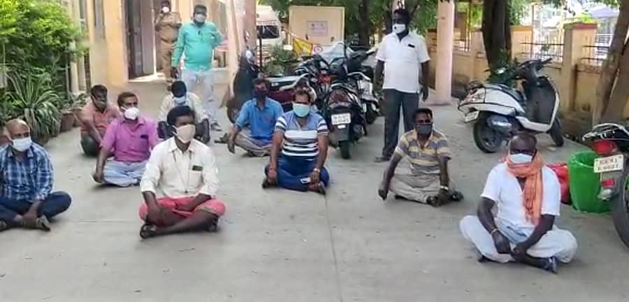 ಆನೇಕಲ್ ಸರ್ಕಾರಿ ಆಸ್ಪತ್ರೆಯಲ್ಲಿ ಕೊರೊನಾದಿಂದ ಮೃತಪಟ್ಟ ವ್ಯಕ್ತಿಗಳಿಬ್ಬರ ಮೃತದೇಹ ಅದಲು ಬದಲಾದ ಹಿನ್ನೆಲೆಯಲ್ಲಿ ಕುಟುಂಬದ ಸದಸ್ಯರು ಆಸ್ಪತ್ರೆ ಮುಂಭಾಗ ಪ್ರತಿಭಟನೆ ನಡೆಸಿದರು