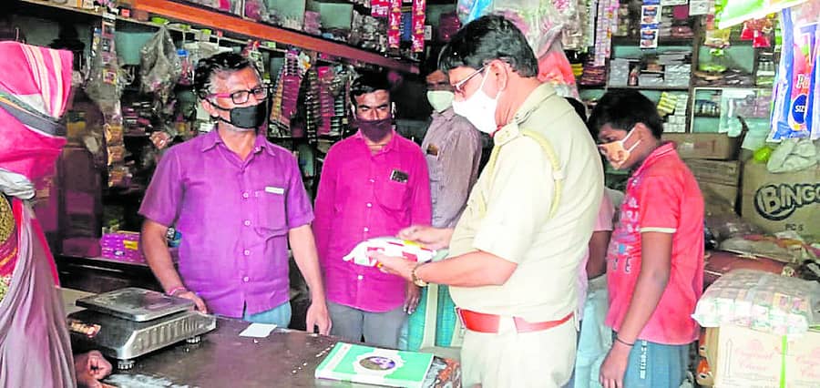 ಯಲಬುರ್ಗಾ ಪಟ್ಟಣದಲ್ಲಿ ಶನಿವಾರ ಕಾನೂನು ಮತ್ತು ಮಾಪನಶಾಸ್ತ್ರದ ಅಧಿಕಾರಿಗಳು ವಿವಿಧ ಕಿರಾಣಿ ಅಂಗಡಿಗಳಿಗೆ ಭೇಟಿ ನೀಡಿ ಸಾಮಗ್ರಿಗಳ ದರ ಪರಿಶೀಲಿಸಿ ಕೋವಿಡ್ ನಿಯಮ ಪಾಲಿಸುವಂತೆ ಸಲಹೆ ನೀಡಿದರು