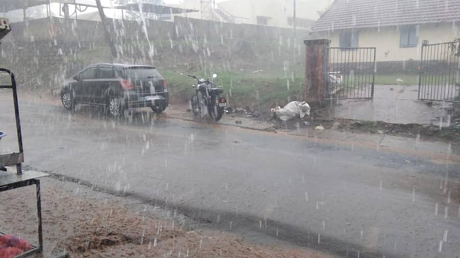 <div class="paragraphs"><p>ಕೊಡಗು ಜಿಲ್ಲೆಯಲ್ಲಿ ಧಾರಾಕಾರ ಮಳೆ ಸುರಿಯಿತು</p></div>