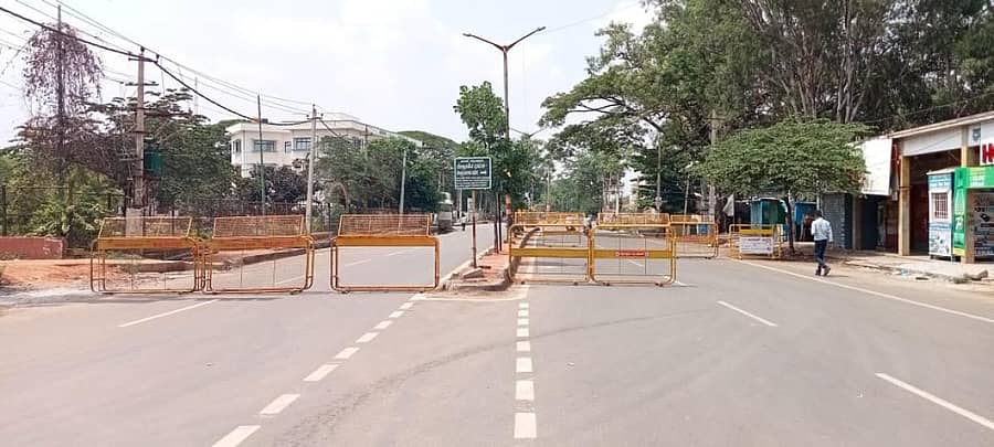 ಚಿಕ್ಕಬಳ್ಳಾಪುರದ ಬಿಬಿ ರಸ್ತೆಯಲ್ಲಿ ಪೊಲೀಸರು ಅಳವಡಿಸಿರುವ ಬ್ಯಾರಿಕೇಡ್
