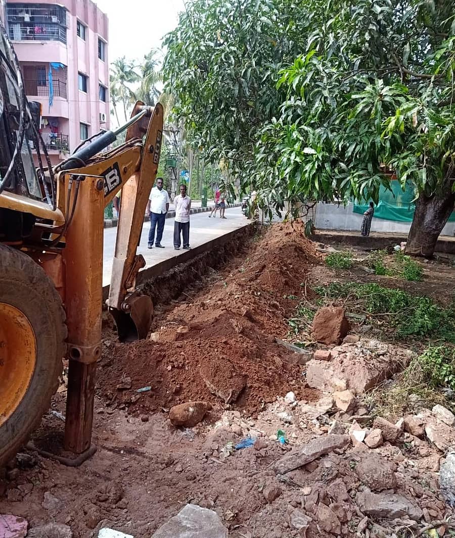 ಕಾರವಾರದ ಸಾಯಿಕಟ್ಟಾದಲ್ಲಿ ಭಾನುವಾರ ಚರಂಡಿ ಕಾಮಗಾರಿ ನಡೆಯುತ್ತಿರುವುದು