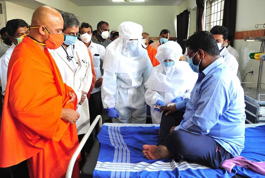 ಆರೈಕೆ ಕೇಂದ್ರಕ್ಕೆ ದಾಖಲಾಗಿದ್ದ ವ್ಯಕ್ತಿಯೊಬ್ಬರ ಯೋಗಕ್ಷೇಮವನ್ನು ನಿರ್ಮಲಾನಂದನಾಥ ಸ್ವಾಮೀಜಿ ವಿಚಾರಿಸಿದರು