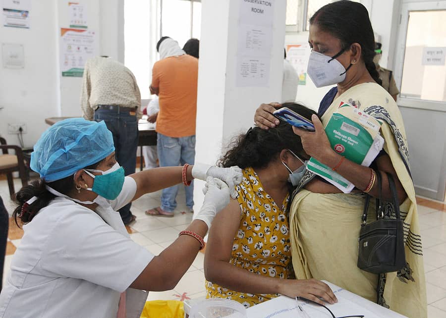 ಪ್ರಯಾಗ್ರಾಜ್ನಲ್ಲಿ ಯುವತಿಯೊಬ್ಬರು ಕೋವಿಡ್ ಲಸಿಕೆ ಹಾಕಿಸಿಕೊಳ್ಳುತ್ತಿರುವುದು–ಸಾಂದರ್ಭಿಕ ಚಿತ್ರ