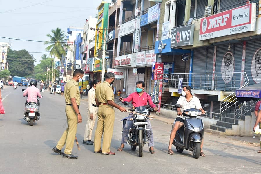 ಹೊಸಪೇಟೆಯ ಡಾ.ಬಿ.ಆರ್. ಅಂಬೇಡ್ಕರ್ ವೃತ್ತದಲ್ಲಿ ಸವಾರರನ್ನು ತಡೆದು ಅವರ ಬೈಕ್ ವಶಪಡಿಸಿಕೊಂಡ ಪೊಲೀಸರು