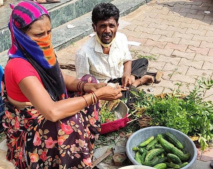 ಸವದತ್ತಿಯಲ್ಲಿ ತರಕಾರಿ ಮಾರುತ್ತಿರುವ ಅಂಗವಿಕಲ ರೈತ ಹುಸೇನಿ