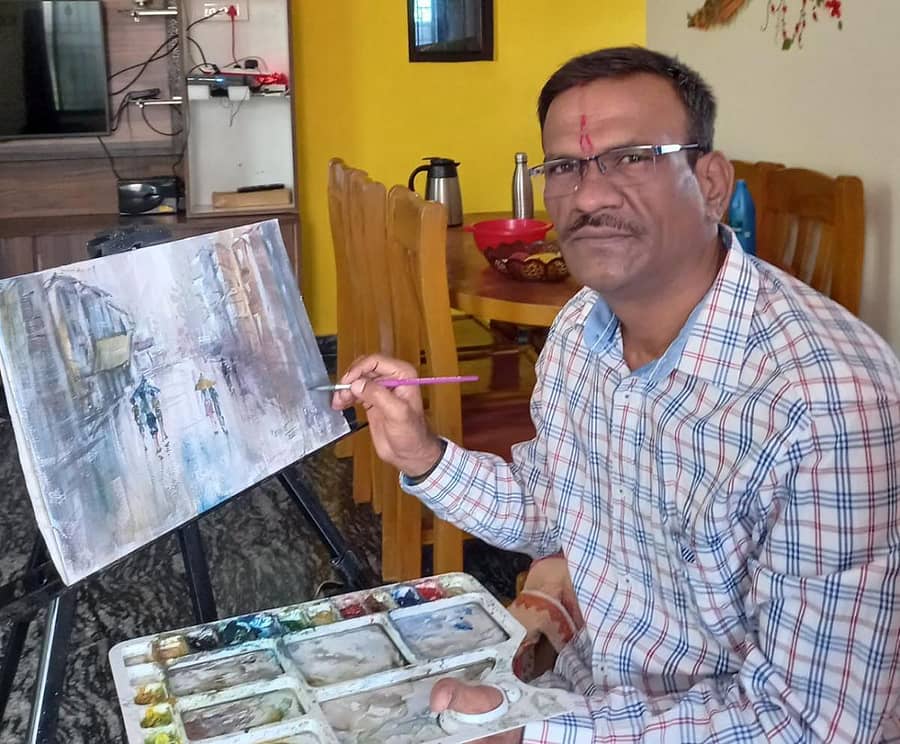 ಚಿತ್ರ ಬಿಡಿಸುತ್ತಿರುವ ಚಿತ್ರಕಲಾ ಶಿಕ್ಷಕ ಸುಭಾಷ ಕುರಣೆ 