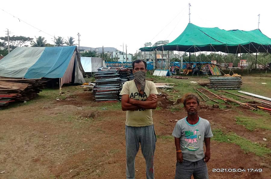 ಚಿಕ್ಕೋಡಿಯಲ್ಲಿ ಸೂಪರ್ ಸ್ಟಾರ್ ಕಂಪನಿ ಹಾಕಿರುವ ಕ್ಯಾಂಪ್ನಲ್ಲಿ ಕಲಾವಿದರು