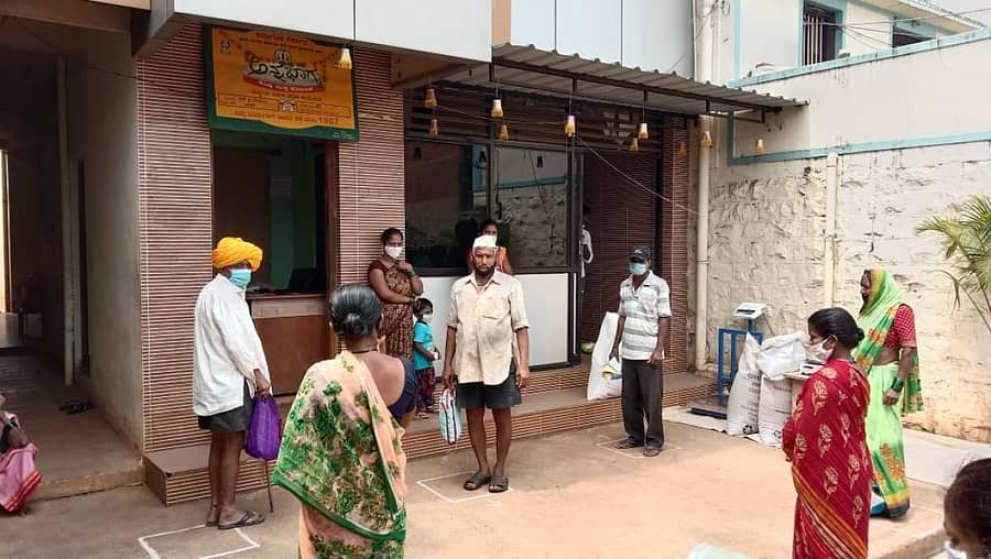 ಬೆಳಗಾವಿ ತಾಲ್ಲೂಕು ಸಾಂಬ್ರಾದ ನ್ಯಾಯಬೆಲೆ ಅಂಗಡಿಯಲ್ಲಿ ಪಡಿತರ ಚೀಟಿದಾರರು ಅಂತರ ಕಾಯ್ದುಕೊಂಡು ಸರದಿಯಲ್ಲಿ ನಿಂತಿದ್ದಾರೆಪ್ರಜಾವಾಣಿ ಚಿತ್ರ