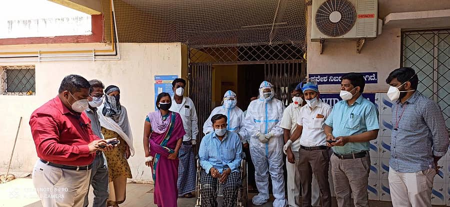 ಹುಮನಾಬಾದ್ ಸಾರ್ವಜನಿಕ ಆಸ್ಪತ್ರೆಯಲ್ಲಿ ಕೊರೊನಾ ಸೋಂಕಿನಿಂದ ಗುಣಮುಖರಾದವರನ್ನು ಬೀಳ್ಕೊಡಲಾಯಿತು