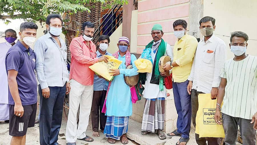 ಕನಕಗಿರಿಯ ಕಾಂಗ್ರೆಸ್ ಯುವ ಮುಂದಾಳು ಸಂಗಪ್ಪ ಸಜ್ಜನ್ ಅವರು ರಂಜಾನ್ ಪ್ರಯುಕ್ತ ಮುಸ್ಲಿಂ ಬಾಂಧವರಿಗೆ ಭಾನುವಾರ ಆಹಾರ ಧಾನ್ಯದ ಕಿಟ್ ವಿತರಿಸಿದರು