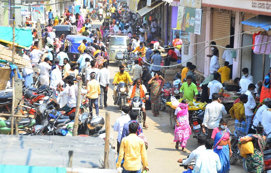 ಯಾದಗಿರಿಯ ರೈಲ್ವೆ ಸ್ಟೆಷನ್ ರಸ್ತೆಯ ತರಕಾರಿ ಮಾರುಕಟ್ಟೆಯಲ್ಲಿ ಜನ ಜಂಗುಳಿಯಿಂದ ತುಂಬಿರುವುದು