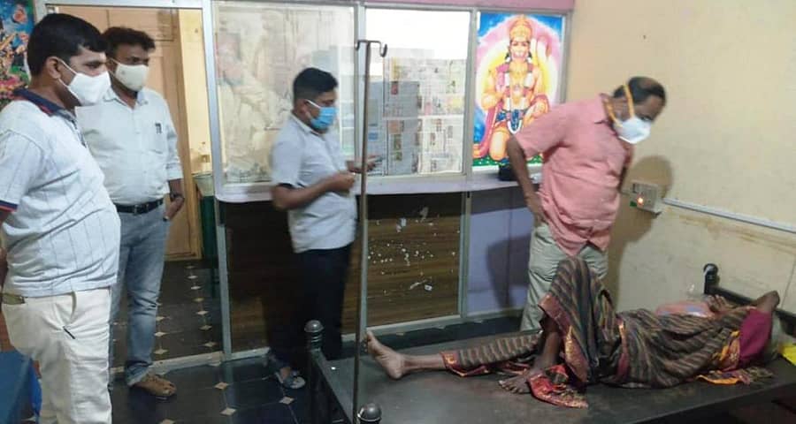 ಕುಷ್ಟಗಿ ತಾಲ್ಲೂಕು ದೋಟಿಹಾಳ ಕ್ಲಿನಿಕ್‌ವೊಂದರ ಮೇಲೆ ಭಾನುವಾರ ರಾತ್ರಿ ಅಧಿಕಾರಿಗಳು ದಾಳಿ ನಡೆಸಿದರು