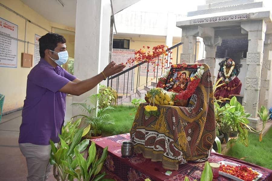 ಹೊಸಪೇಟೆ ತಾಲ್ಲೂಕು ಕಚೇರಿಯಲ್ಲಿ ಸೋಮವಾರ ಏರ್ಪಡಿಸಿದ್ದ ಸರಳ ಕಾರ್ಯಕ್ರಮದಲ್ಲಿ ತಹಶೀಲ್ದಾರ್ ಎಚ್. ವಿಶ್ವನಾಥ್ ಅವರು ಹೇಮರೆಡ್ಡಿ ಮಲ್ಲಮ್ಮನವರ ಭಾವಚಿತ್ರಕ್ಕೆ ಪುಷ್ಪನಮನ ಸಲ್ಲಿಸಿದರು
