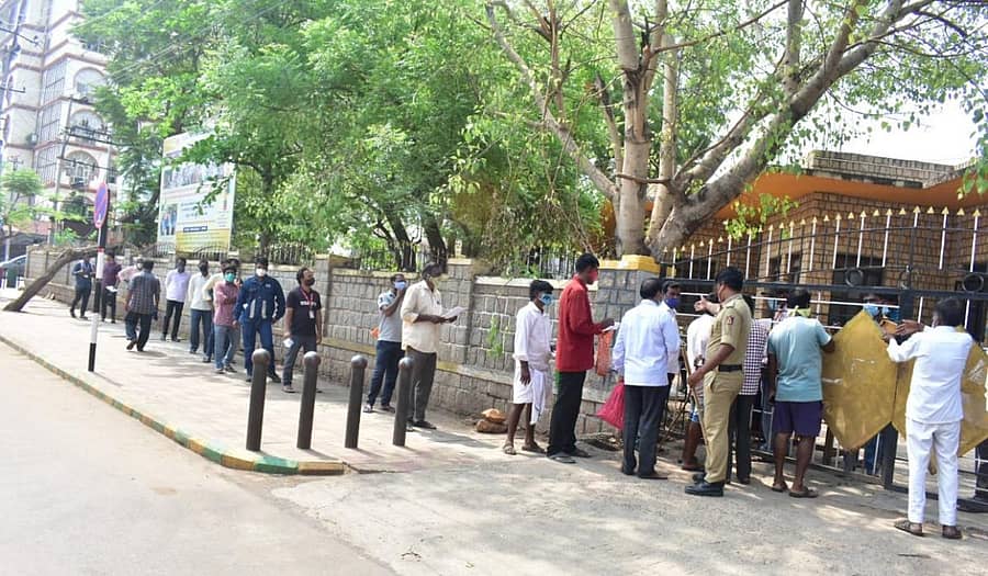 ಮದುವೆ ಪಾಸ್ ಪಡೆದುಕೊಳ್ಳಲು ಸೋಮವಾರ ಹೊಸಪೇಟೆ ತಾಲ್ಲೂಕು ಕಚೇರಿ ಎದುರು ಸಾರ್ವಜನಿಕರು ಸಾಲಿನಲ್ಲಿ ನಿಂತಿದ್ದರು-ಪ್ರಜಾವಾಣಿ ಚಿತ್ರ