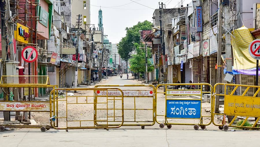 ಲಾಕ್ಡೌನ್ ಅಂಗವಾಗಿ ಸೋಮವಾರ ಕಲಬುರ್ಗಿಯ ಸೂಪರ್ ಮಾರ್ಕೆಟ್ನ ರಸ್ತೆಯನ್ನು ಬ್ಯಾರಿಕೇಡ್ಗಳಿಂದ ಮುಚ್ಚಲಾಗಿತ್ತು