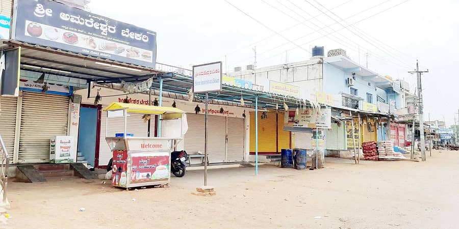 ಲಾಕ್ಡೌನ್ ಕಾರಣ ಕನಕಗಿರಿಯ ಮಹರ್ಷಿ ವಾಲ್ಮೀಕಿ ವೃತ್ತದಲ್ಲಿರುವ ಅಂಗಡಿಗಳನ್ನು ಬಂದ್ ಮಾಡಲಾಗಿತ್ತು
