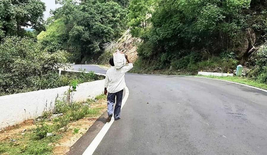 ಕೊಟ್ಟಿಗೆಹಾರದಿಂದ 8 ಕಿ.ಮೀ ದೂರದ ಚಾರ್ಮಾಡಿ ಘಾಟಿಯ ಅಲೇಕಾನ್ ಗ್ರಾಮಕ್ಕೆ ದಿನಸಿ ಹೊತ್ತು ಸಾಗಿದ ಗ್ರಾಮಸ್ಥ ಸುರೇಶ್